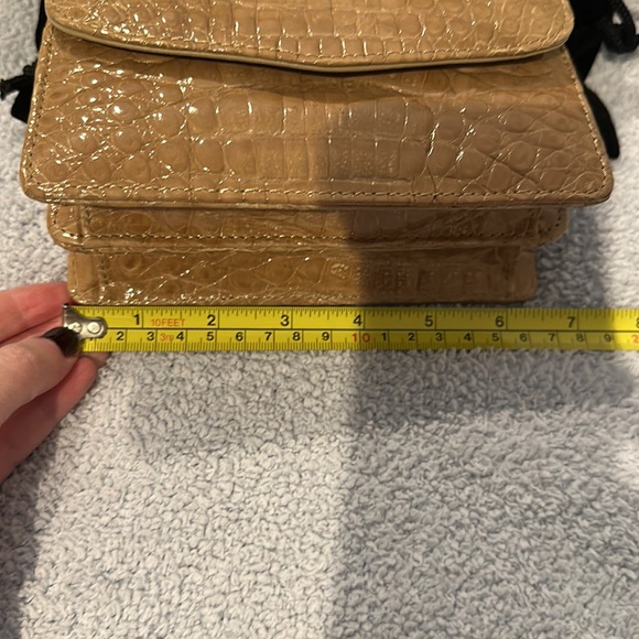 Eileen Kramer genuine crocodile clutch in sand color with detachable strap. - Picture 9 of 10
